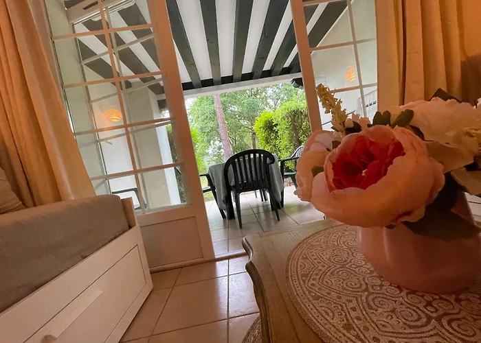 Joli Au Golf Apartment